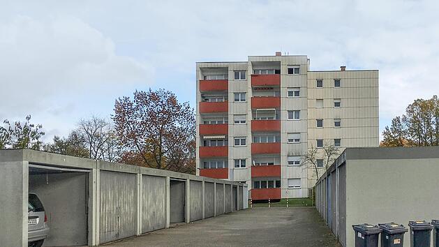 In diesem Mehrfamilienhaus in der Schlesienstra&szlig;e in Lichteneiche hatte es Anfang des Jahres gebrannt. Foto: Anette Schreiber