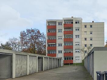 In diesem Mehrfamilienhaus in der Schlesienstraße in Lichteneiche hatte es Anfang des Jahres gebrannt. Foto: Anette Schreiber