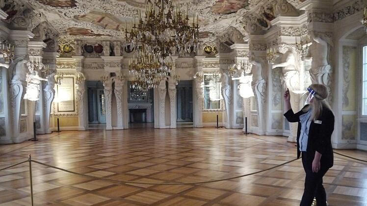 Der Riesensaal hat schon so manche rauschende Ballnacht erlebt. Franziska Bartl kennt seine Geschichte und weiß spannende Details.