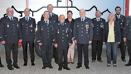 Sie wurden für langjährigen aktiven Dienst geehrt. Mit im Bild die Vorstandschaft und Vertreter der Kommunalpolitik.