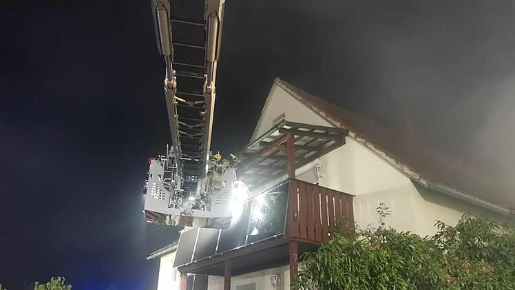 Ebensfeld: Wohnhaus in Flammen - 84 Feuerwehrkräfte im Einsatz