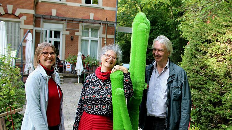 Der immergrüne Kaktus als Talisman: Von links Verwaltungsleiterin Carmen Streit, Theaterleiterin Anne Maar und Dramaturg Sebastian Worch.
