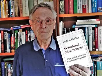 Autor Gerhard Römling (80) mit seinem Buch "Deutschland - deine Zukunft?"