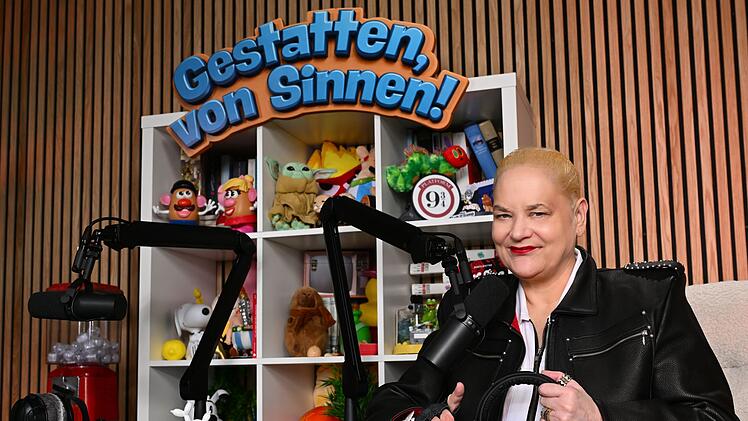 F&uuml;r ihren neuen Podcast versammelt Hella von Sinnen prominente G&auml;ste wie Mike Kr&uuml;ger, Evelyn Burdecki, Guido Cantz und Claudia Roth. Von Sinnen versteht das Format ausdr&uuml;cklich nicht als journalistisches Interview. "Ich bin keine Journalistin. Ich bin das Helli, und ich m&ouml;chte mich einfach unterhalten:"