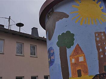 Blick über die bemalte Litfaßsäule auf die alte Schule. Bislang war hier das Wahllokal untergebracht. Das wird sich ändern.  Foto: Gerd Schaar