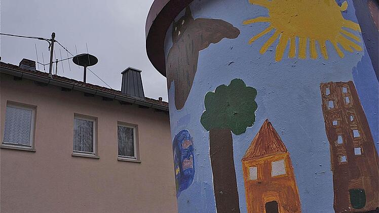 Blick über die bemalte Litfaßsäule auf die alte Schule. Bislang war hier das Wahllokal untergebracht. Das wird sich ändern.  Foto: Gerd Schaar
