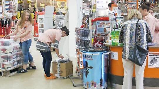 Viel Betrieb ist für die junge Mannschaft im Kassenbereich.  Fotos: Pauline Lindner