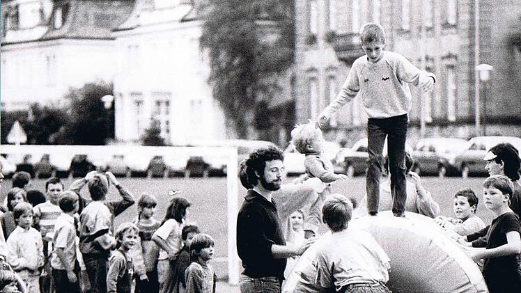 Ein Bild aus den Pionierzeiten des Spielmobils. Die Buben und Mädchen von damals müssten heute Mitte bis Ende 30 sein. Foto: Archiv Spielmobil