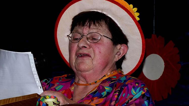 Martha Werner brach mit ihrer Rede eine Lanze für mollige Frauen.  Foto: Alfons Beuerlein