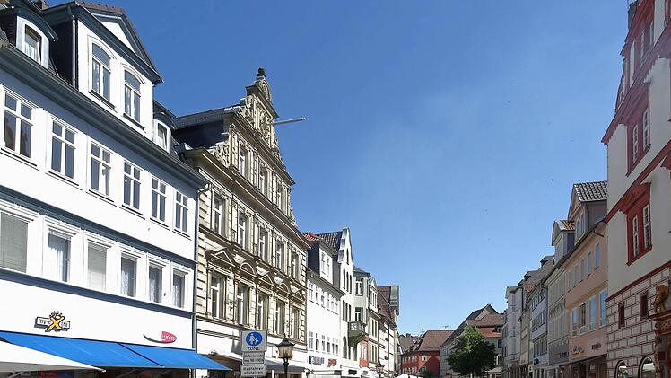 Wo einst das Elektrogeschäft Trommer residierte, ist längst eine große Drogeriemarktkette zu finden. Das Gebäude mit seiner historischen Fassade wurde dabei innen komplett neu gestaltet. Foto: Jochen Berger