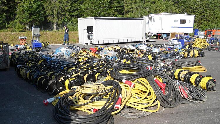 Das THW hat nach dem Gipfel abgebaut: 7500 Meter Elektrokabel waren zuvor verbaut worden. Foto: THW OV Bad Kissingen
