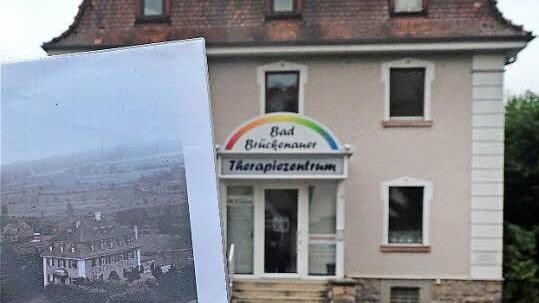 Die Gruppe machte halt an dem ehemaligen Zentralhotel von Julius Schuster, das heute Therapiezentrum ist. Das Schwarzweißfoto ist eine Kopie aus dem Staatsarchiv Würzburg. Foto: Gerd Schaar