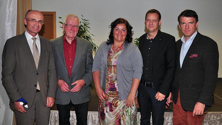 Der Verein "Haßfurt hilft" feierte sein 20-jähriges Bestehen mit einem Festakt im katholischen Pfarrsaal in Haßfurt. Unser Bild zeigt (von links) Landrat Wilhelm Schneider, Wilhelm Wolpert, der den Verein mit elf Mitstreitern 1995 aus der Taufe hob und bis 2014 dessen Vorsitzender war, die jetzige Vorsitzende Helga Schumacher, den zweiten Bürgermeister Michael Schlegelmilch und den Landtagsabgeordnete Steffen Vogel.
