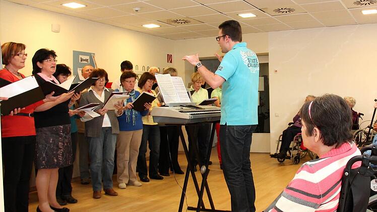 Der Pfarrchor beim Auftritt im Seniorenheim Foto: Johanna Blum