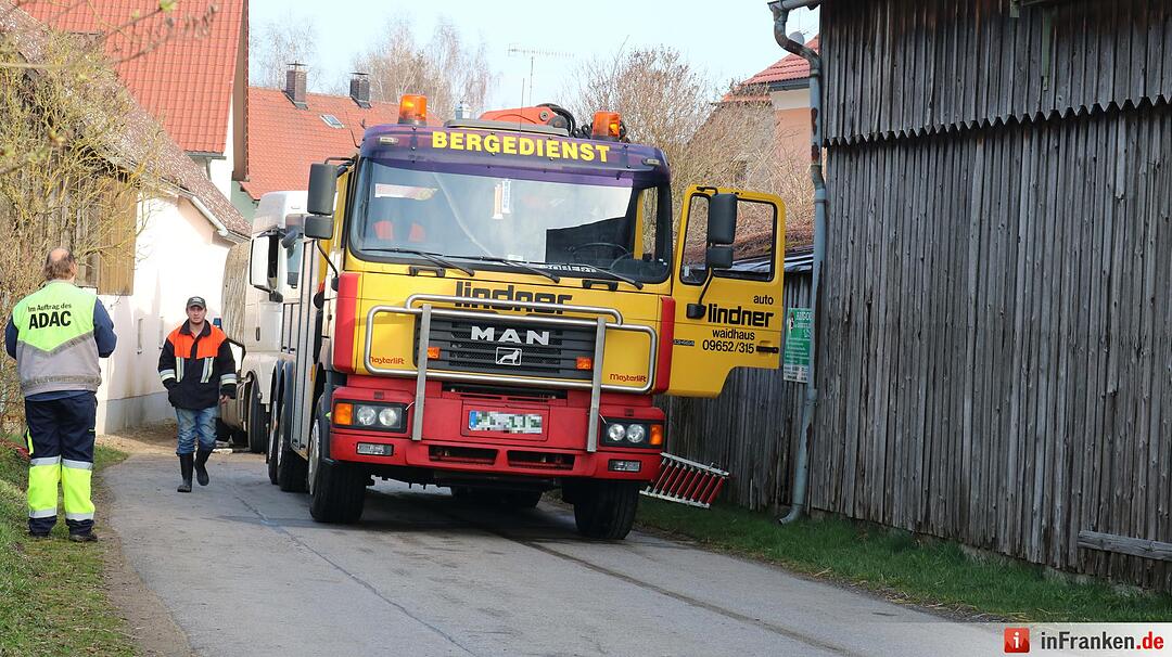 Mit 25.000 Liter Guelle beladener Lkw kippt um