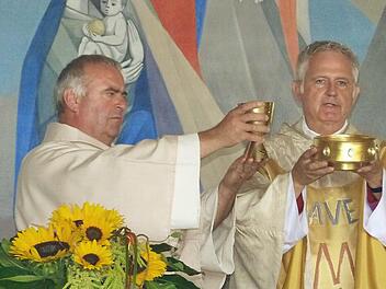 In Konzelebration hielten die drei Geistlichen den Festgottesdienst zum 50. Kirchenjubil&auml;um in Koppenwind (von links): Diakon Erich M&uuml;ller, Domdekan G&uuml;nter Putz sowie Pfarrer Kurt Wolf.