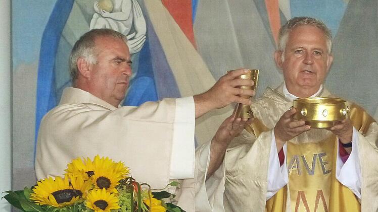 In Konzelebration hielten die drei Geistlichen den Festgottesdienst zum 50. Kirchenjubil&auml;um in Koppenwind (von links): Diakon Erich M&uuml;ller, Domdekan G&uuml;nter Putz sowie Pfarrer Kurt Wolf.