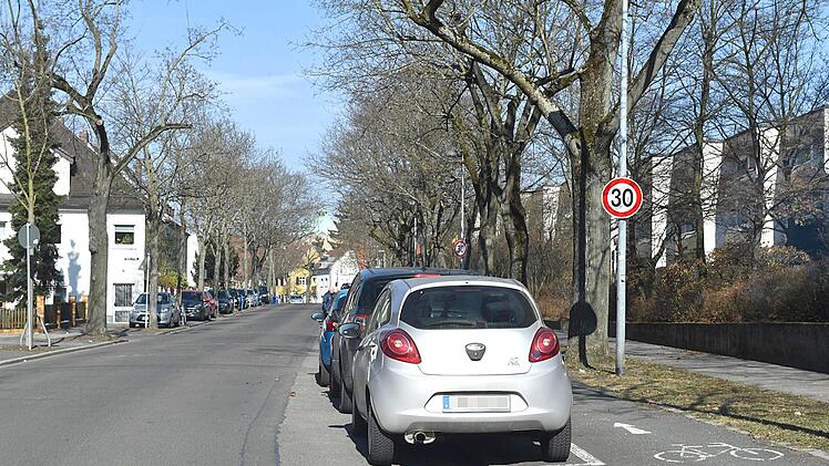 In Zukunft sollen die Autos nicht mehr halbseitig auf dem Radweg parken, sondern ganz auf der Straße. Foto: Ronald Rinklef