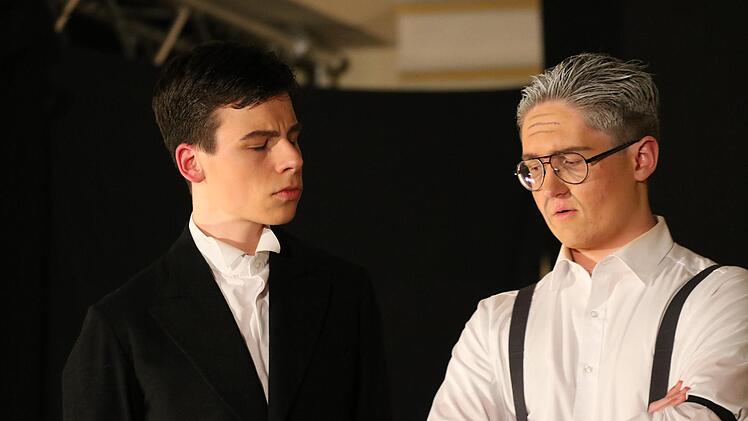 Politische Parabel: Das Franz-Miltenberger-Gymnasium inszenierte "Arturo Ui" von Bertolt Brecht. Der aufhaltsame Aufstieg eines Gangsterbosses in Chicago zeigt, wie Macht Menschen manipuliert. Foto: Sebastian Schmitt