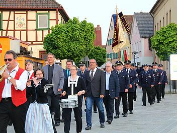 Ein langer Festzug zog sich nach dem Floriansgottesdienst durch   die Innenstadt von Bad Staffelstein in Richtung Moll-Halle.Gerd Klemenz