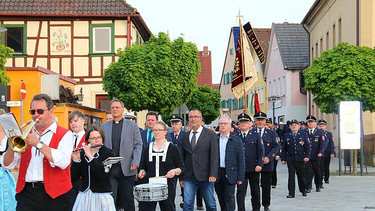Ein langer Festzug zog sich nach dem Floriansgottesdienst durch   die Innenstadt von Bad Staffelstein in Richtung Moll-Halle.Gerd Klemenz