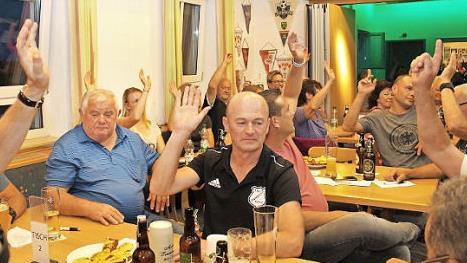 Bei der gut besuchten Mitgliederversammlung wurden die Neuwahlen per Handzeichen durchgeführt. Fotos: Evi Seeger