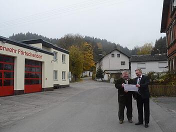 Marktgemeinderat Reinhold Heinlein (links) und Bürgermeister Hans Pietz besprechen die Planungen für die einfache Dorferneuerung in Förtschendorf. K.- H. Hofmann
