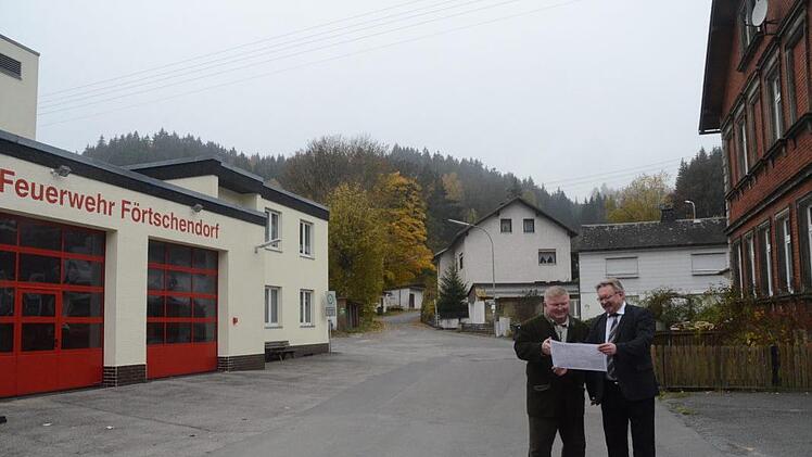 Marktgemeinderat Reinhold Heinlein (links) und Bürgermeister Hans Pietz besprechen die Planungen für die einfache Dorferneuerung in Förtschendorf. K.- H. Hofmann