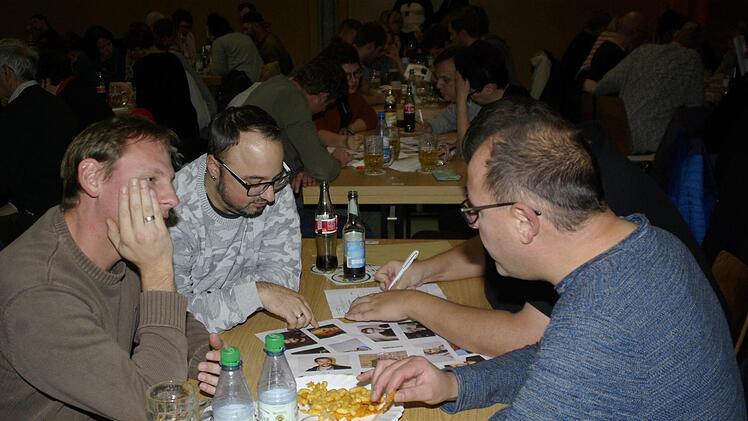 Pommes, Bier und Bilder. Für die Gäste aus der Partnerstadt Turnhout ist der Quiz ein Volkssport. Foto: Winfried Ehling