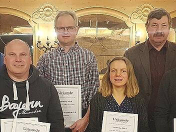 Unser Bild zeigt die geehrten Landwirte und Betriebsleiter (von links): J&uuml;rgen F&ouml;rg (Einraffshof), Klaus F&ouml;rster (AELF Kitzingen-W&uuml;rzburg), Holger Knauer (Platz), Burkard Baus (Mitgenfeld), Stefanie Kiesel (Bad Kissingen), Lothar Ehehalt (Vorsitze...