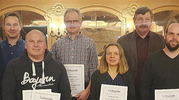 Unser Bild zeigt die geehrten Landwirte und Betriebsleiter (von links): J&uuml;rgen F&ouml;rg (Einraffshof), Klaus F&ouml;rster (AELF Kitzingen-W&uuml;rzburg), Holger Knauer (Platz), Burkard Baus (Mitgenfeld), Stefanie Kiesel (Bad Kissingen), Lothar Ehehalt (Vorsitze...