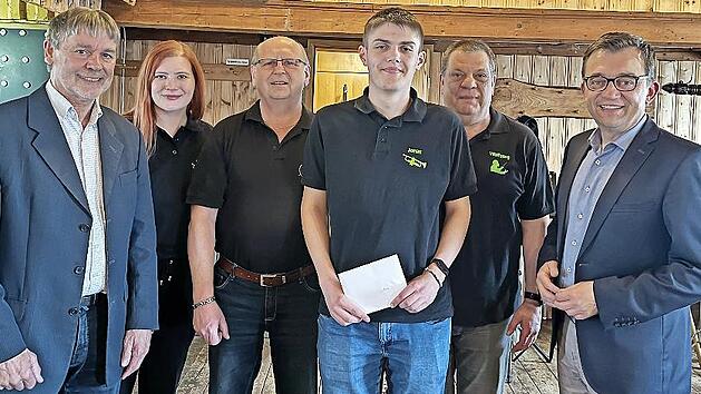 Bürgermeister Gerhard Wunder, Zweiter Dirigent Carolin Kremer, Erster Vorsitzender Alfred Kremer, Jonas Deuerling, Dirigent Wolfgang Schrepfer und Bürgermeister Jens Jens Korn (von links).