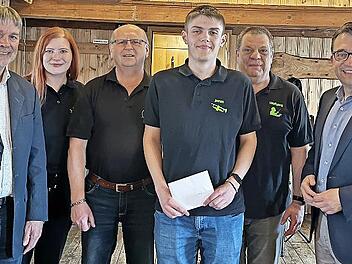Bürgermeister Gerhard Wunder, Zweiter Dirigent Carolin Kremer, Erster Vorsitzender Alfred Kremer, Jonas Deuerling, Dirigent Wolfgang Schrepfer und Bürgermeister Jens Jens Korn (von links).