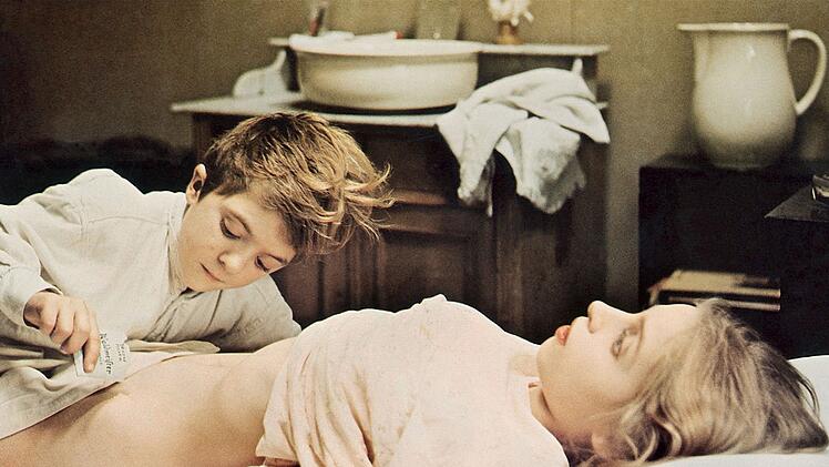 Oskar (David Bennent) findet ein erotisches Vergn&uuml;gen daran, Brausepulver auf Marias (Katharina Thalbach) Bauch zum Sprudeln zu bringen.