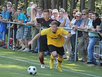 Der Großenseebacher Offensivmann Rene Rattmann (gelbes Trikot) behauptete in dieser Szene den Ball und sorgte sowohl über außen als auch in der Zentrale für viel Wirbel. Fotos: Johannes Höllein