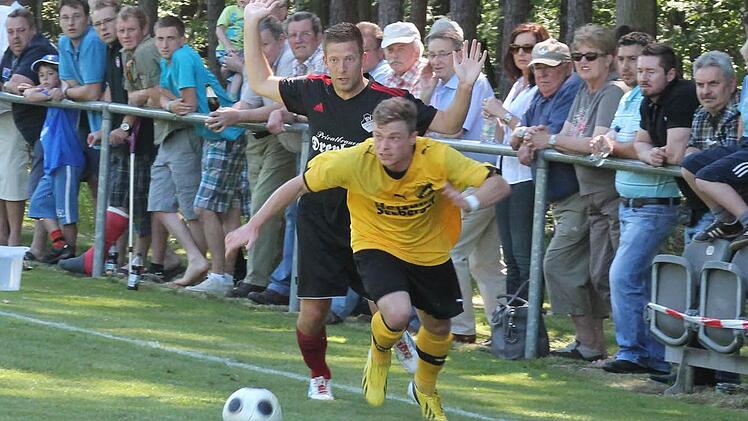 Der Großenseebacher Offensivmann Rene Rattmann (gelbes Trikot) behauptete in dieser Szene den Ball und sorgte sowohl über außen als auch in der Zentrale für viel Wirbel. Fotos: Johannes Höllein