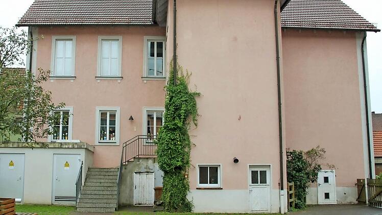 Die Rückansicht der Schule.