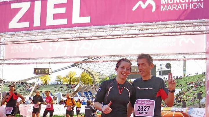 Sie haben es geschafft: Sindy Meier und Dieter Oeckl nach dem Zieleinlauf im Olympiastadion.
