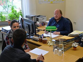 Entscheider Thiel will in seinem Zirndorfer Büro von einem Asylbewerber aus dem Kosovo wissen, warum dieser nach Deutschland gekommen ist. Die Dolmetscherin hilft bei der Verständigung. Foto: Ronald Rinklef