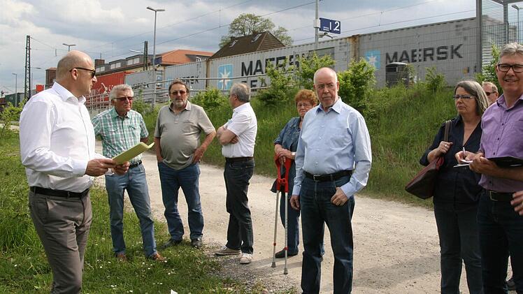 Hinten rattern die Züge vorbei. Doch trotz des immensen Lärm soll der Mischwasserkanal am Bahnhof verlängert werden. Fotos: Sylvia Hubele