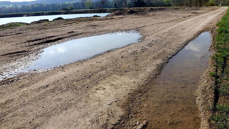 Schäden am nur notdürftig gereinigten Flurweg in der Sander Flur waren ein Thema im Sander Gemeinderat. Die Gemeinde Sand macht bereits Schadenersatzforderungen gegen die für die Schäden verantwortliche Kiesausbeutefirma geltend.  Foto: Alfons Beuerlein