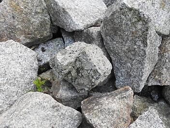 Im Fall zweier Jugendlicher Steinewerfer an einer Autobahnbrücke in Erlangen hat die Staatsanwaltschaft Anklage erhoben.  Symbolbild: Christopher Schulz