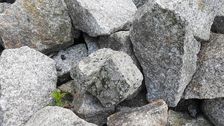 Im Fall zweier Jugendlicher Steinewerfer an einer Autobahnbrücke in Erlangen hat die Staatsanwaltschaft Anklage erhoben.  Symbolbild: Christopher Schulz