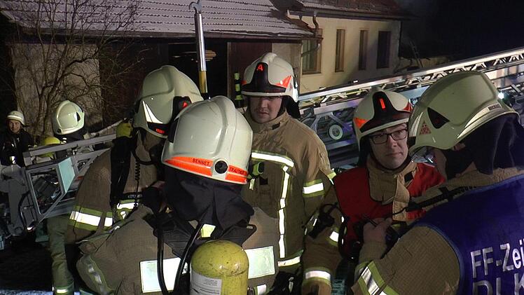 Bei einem Brand am Sonntagabend in Haßfurt kam es zu einem Großaufgebot von Rettungskräften. Foto: NEWS5 / Licha