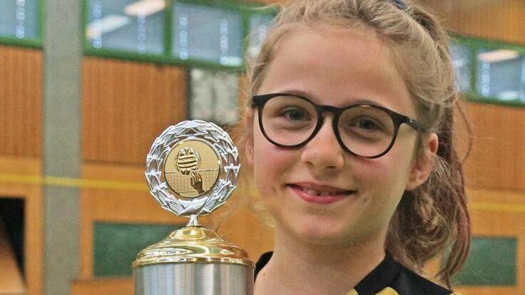 Sichtlich stolz war Sophie Merkel darüber, dass sie den Pokal des Volleyballturniers, das zu Ehren ihres Großvaters Alf Merkel veranstaltet wurde, an das Siegerteam überreichen durfte.  mts