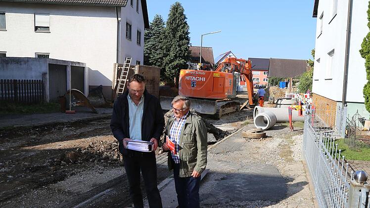 Stefan Seubert (l.) und Reinhard Seeber bei der Baustellenbegehung  in der Bahnhofstraße in Gosberg Foto: Franz Galster