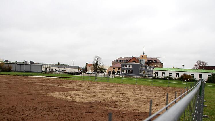 Zwischen Fortuna Kulturfabrik und Festplatz entstehen ein Bolzplatz, ein Volleyballfeld, ein Basketballplatz und eine Skateanlage. Foto: Christian Bauriedel