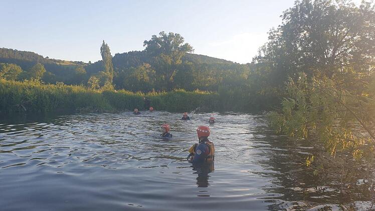 Die Hammelburger Wasserwacht hat ihr Schwimmtraining aufgrund von Corona in die Fränkische Saale verlegt. Fotos: Christoph und Eva Fella