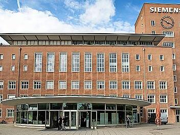 Der denkmalgesch&uuml;tzte &bdquo;Himbeerpalast&ldquo; in Erlangen war ehemals das Siemens-Hauptverwaltungsgeb&auml;ude.