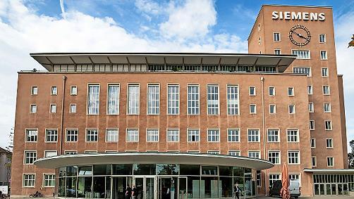 Der denkmalgesch&uuml;tzte &bdquo;Himbeerpalast&ldquo; in Erlangen war ehemals das Siemens-Hauptverwaltungsgeb&auml;ude.